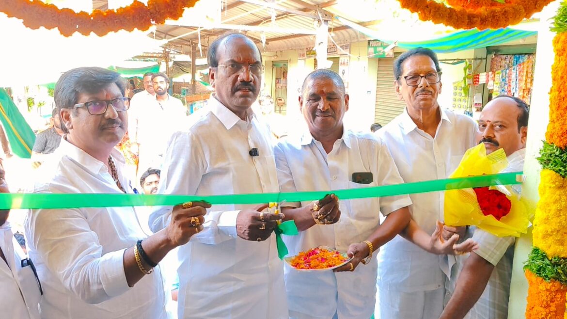 The Desk … Eluru : ధరల భారం తగ్గించేందుకు తగ్గింపు ధరల బియ్యం.. రైతు బజార్‌లో ప్రత్యేక కౌంటర్ ప్రారంభించిన ఎమ్మెల్యే బడేటి చంటి