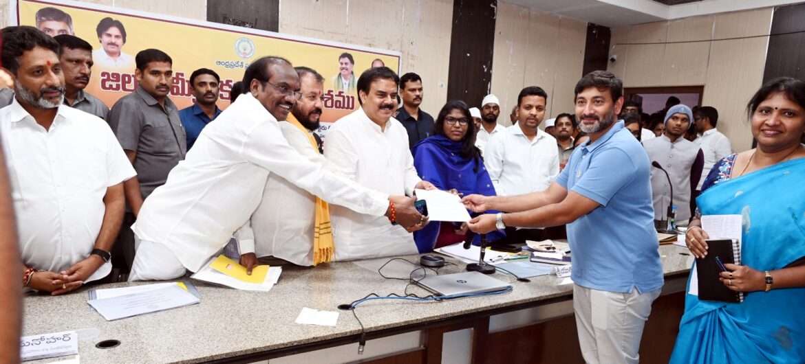 The Desk … Eluru : వర్షాభావంపై అప్రమత్తం.. రైతులకు ప్రత్యామ్నాయ పంటలపై అవగాహన