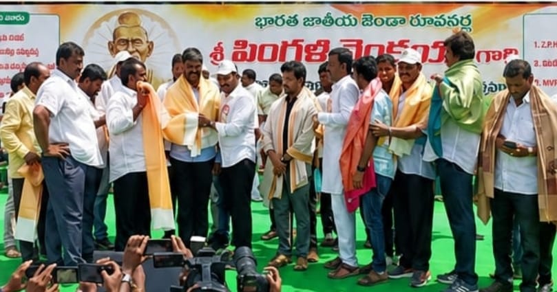 The Desk … Jangareddygudem : దేశభక్తితో దద్దరిల్లిన జంగారెడ్డిగూడెం.. 2 కి.మీ. జాతీయజెండా ప్రదర్శన➖ప్రారంభించిన ఎంపీ
