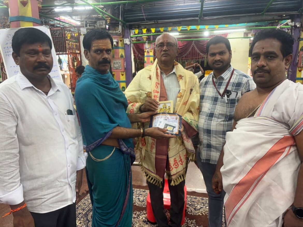 The Desk … Bhimavaram : స్వర్ణవస్త్ర నిధికి 1-1/4 (కాసు + పావు) బంగారం విరాళం