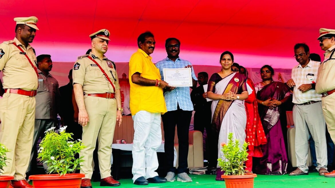 The Desk … Tadepalligudem : ప్రజా సేవలో విశేష కృషి.. స్పెషల్ గ్రేడ్ కమిషనర్‌ యేసుబాబుకు ఉత్తమ ప్రతిభ అవార్డు