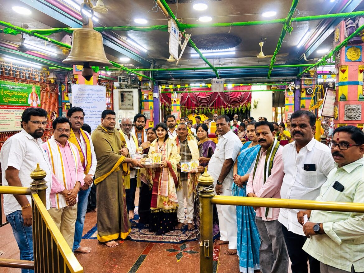 The Desk… Bhimavaram : మావుళ్లమ్మవారికి వెండి పళ్లెం, గిన్నె సమర్పణ