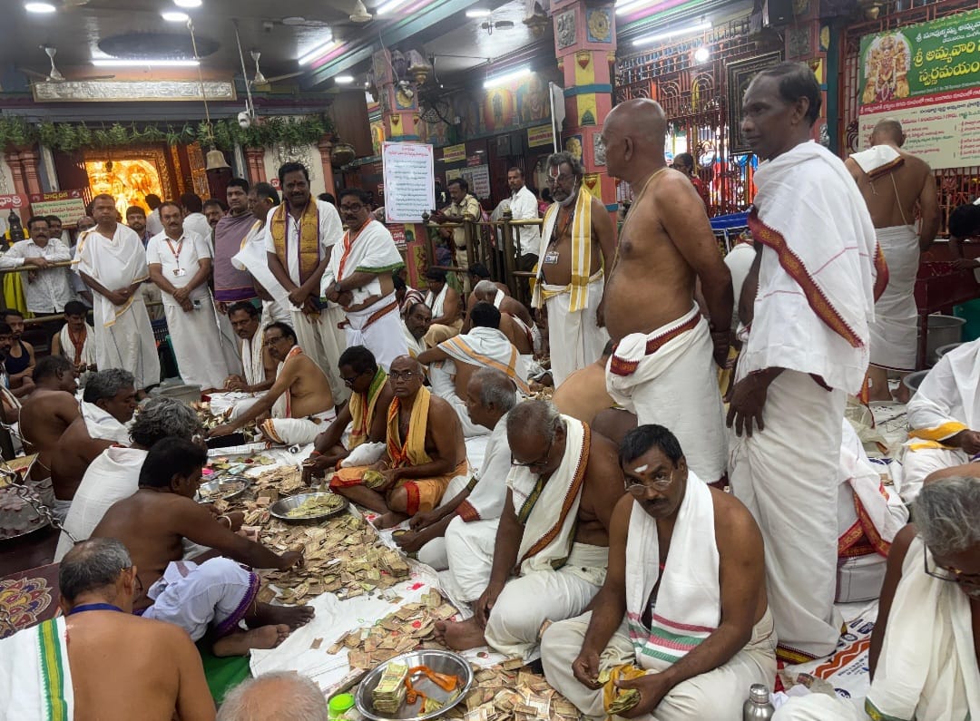 The Desk … Bhimavaram : మావుళ్లమ్మ హుండీల ఆదాయం రూ.73.81 లక్షలు – 79 రోజుల్లో..