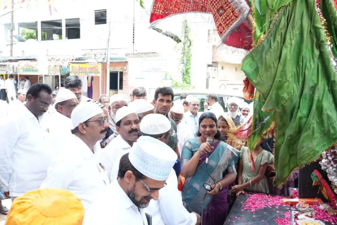 The Desk … Nandigama : మిలాద్‌-ఉన్‌-నబీ వేడుకల్లో వెల్లివిరిసిన సోదరభావం.. నందిగామ టౌన్‌ 6వ వార్డులో ఘనంగా వేడుకలు