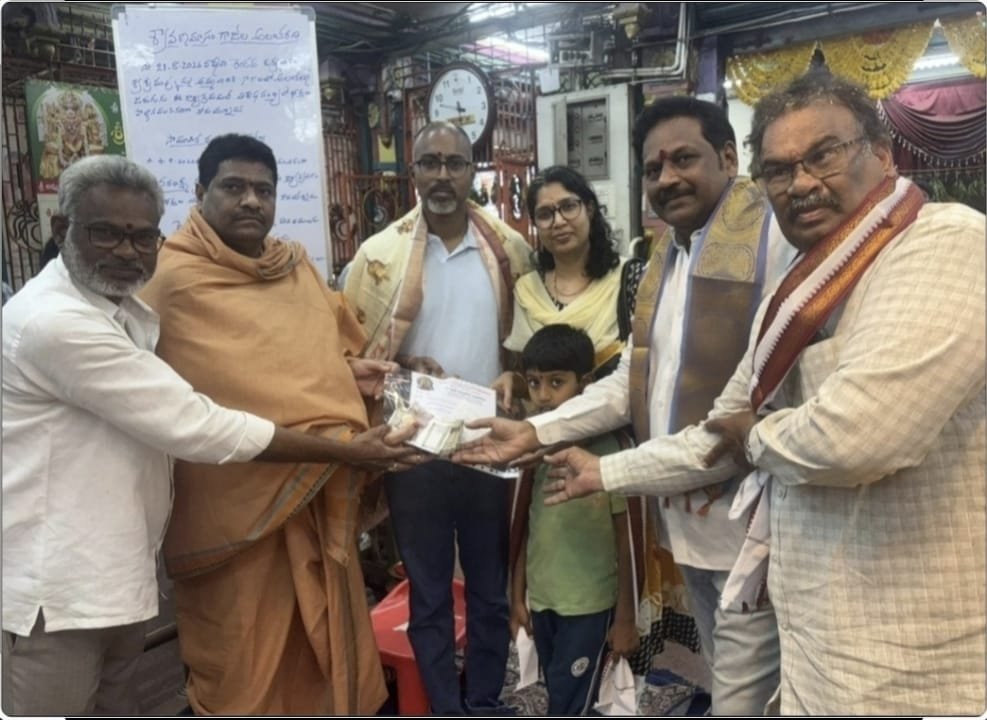 The Desk… Bhimavaram : సంపూర్ణ స్వర్ణ వస్త్రం ప్రాజెక్టుకు రూ.2 లక్షల విరాళం