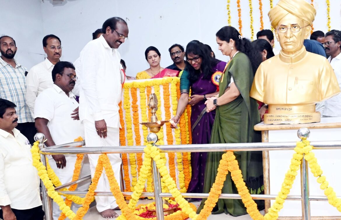 The Desk… Eluru : విద్యార్థుల భవిష్యత్తును తీర్చిదిద్దడంలో గురువులదే కీలక పాత్ర