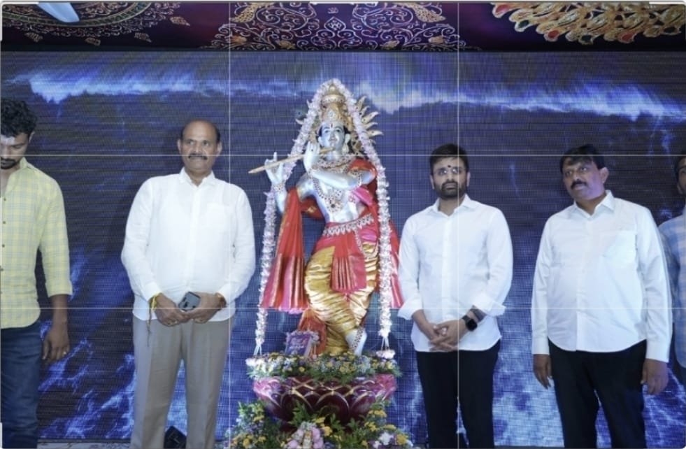 The Desk… Eluru : ప్రజల మధ్యే కృష్ణాష్టమి వేడుకలు