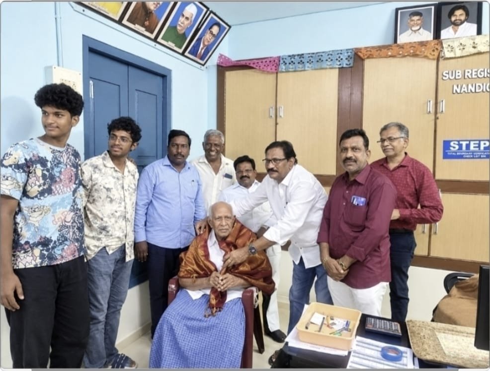 The Desk … Nandigama : రిటైర్డ్‌ ఎంఈఓను సన్మానించిన సబ్‌ రిజిస్ట్రార్‌