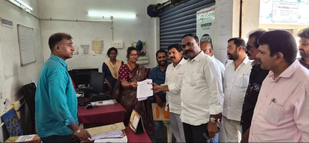 The Desk … Tadepalligudem : ఎన్‌టీఆర్‌ భరోసా దరఖాస్తులపై కమిషనర్‌ ఆకస్మిక తనిఖీ