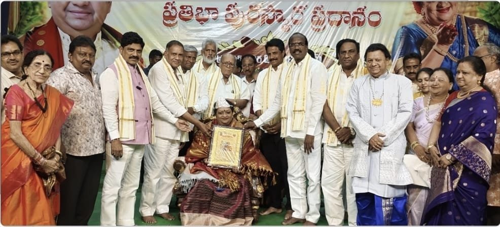 The Desk … Eluru : ప్రతిభకు పురస్కారంతో ప్రోత్సాహం