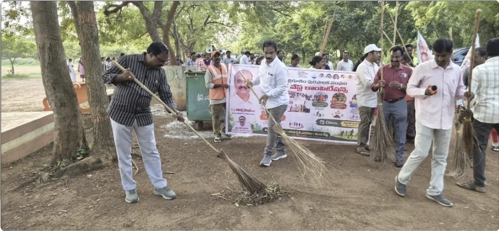 The Desk… Tadepalligudem : చీపురు పట్టిన కమిషనర్‌
