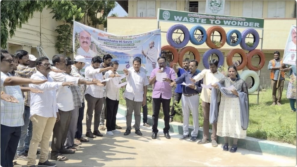 The Desk … Tadepalligudem : ▪️స్వచ్ఛత హి సేవ ▪️చెత్త నుంచి కళాకృతులు