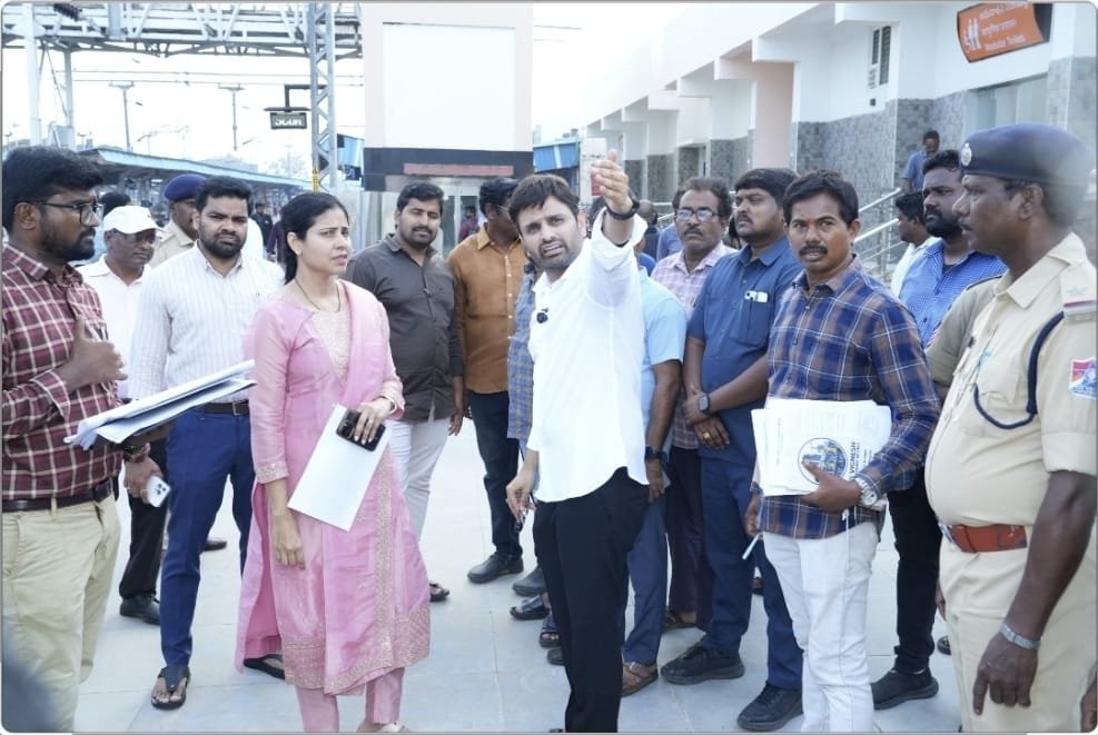 The Desk … Eluru : రైల్వే పనుల్లో నాణ్యతపై రాజీ లేదు