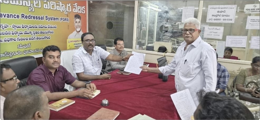 The Desk … Tadepalligudem : ఫిర్యాదుల పరిష్కారంలో జాప్యం వద్దు.. ప్రజల నుంచి అర్జీలు స్వీకరించిన స్పెషల్ గ్రేడ్ కమిషనర్‌ యేసుబాబు