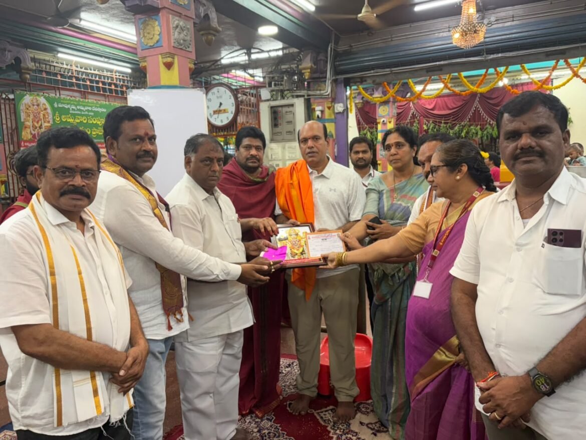 The Desk … Bhimavaram : స్వర్ణవస్త్రం ప్రాజెక్టుకు 2కాసుల బంగారం విరాళం