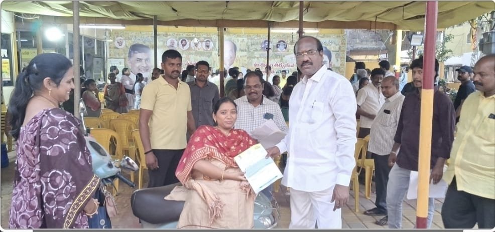 The Desk … Eluru : పేదలకు సీఎంఆర్‌ఎఫ్‌ భరోసా.. 34 మందికి రూ.18.68 లక్షల చెక్కులు అందజేత