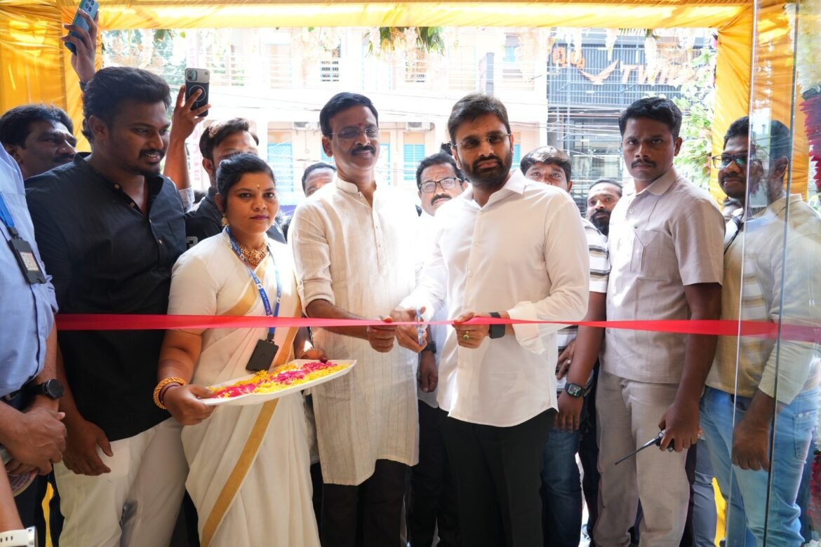 The Desk … Eluru : ఏలూరులో ఎస్‌ఆర్‌ షాపింగ్ మాల్‌ ప్రారంభం