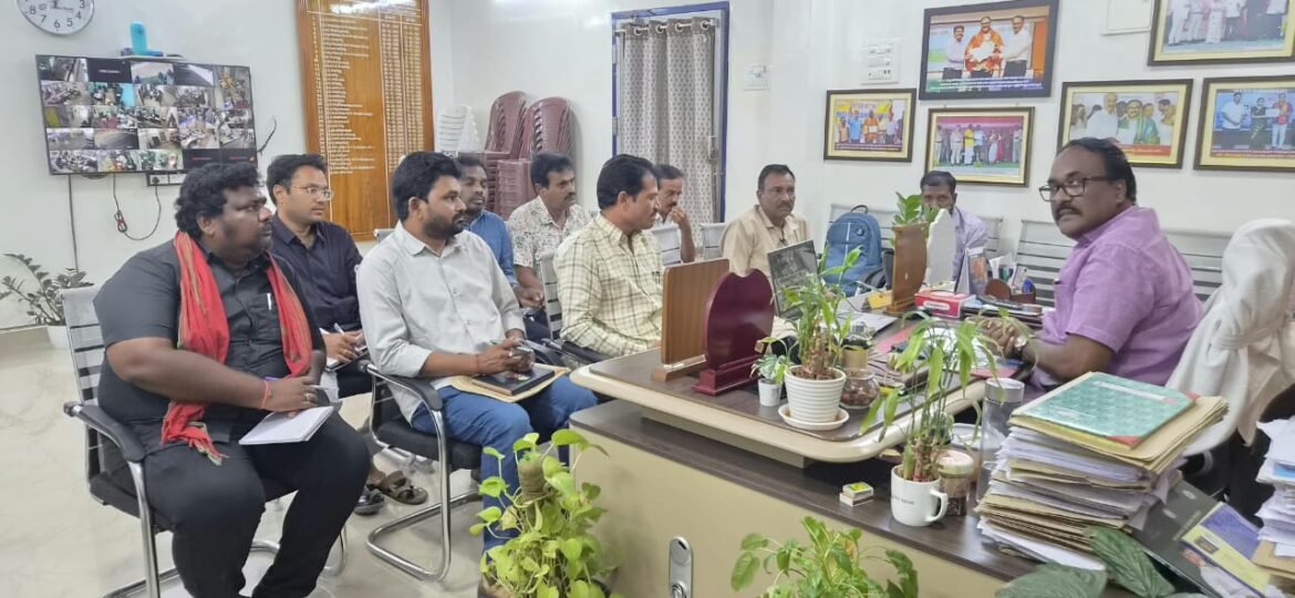 The Desk … Tadepalligudem : పోలింగ్‌ కేంద్రాల్లో కనీస సౌకర్యాలు కల్పించాలి